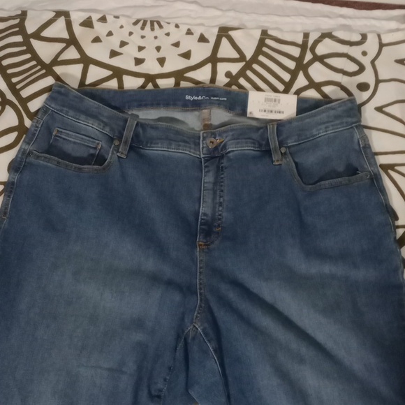 Style & Co. Curvy Mid - Rise Capri Jeans. Size 18W - Picture 4 of 13